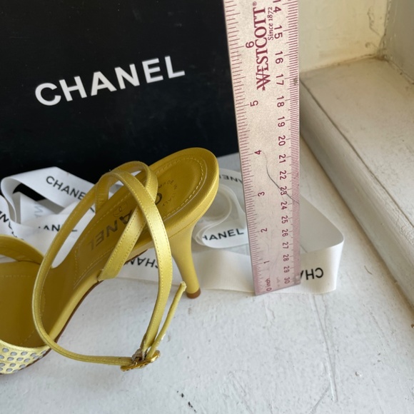 Chanel yellow gold rhinestone heels - Picture 4 of 6